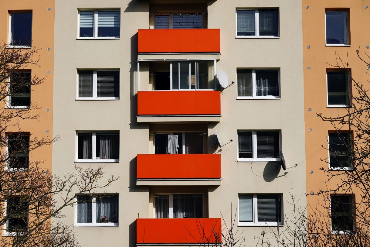 Hrozia nedoplatky za teplo. Správcovia domov kritizujú energopoukážky